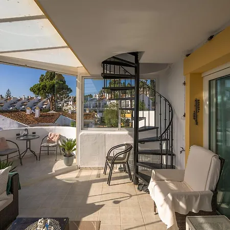 Cozy 2- Bedroom Duplex Penthouse With Rooftop Solarium In Calahonda *